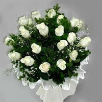  İstanbul Üsküdar hediye çiçek yolla  11 adet beyaz gül buketi ve bembeyaz amnbalaj