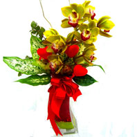  İstanbul Üsküdar uluslararası çiçek gönderme  1 adet dal orkide ve cam yada mika vazo tanzim