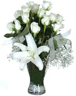 cam içerisinde 11 beyaz gül ve 1 kazablanka  İstanbul Üsküdar çiçek siparişi sitesi 
