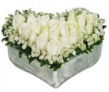  İstanbul Üsküdar kaliteli taze ve ucuz çiçekler  9 adet beyaz gül mika kalp içerisindedir