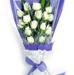  İstanbul Üsküdar çiçekçi mağazası  11 adet beyaz gül buket modeli