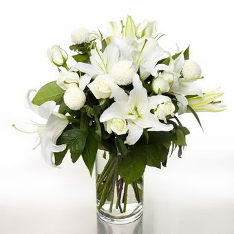  İstanbul Üsküdar çiçek gönderme sitemiz güvenlidir  1 dal cazablanca 7 adet beyaz gül vazosu
