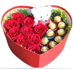 Kalp içerisinde 8 gül 9 çikolata ve ayıcık  İstanbul Üsküdar internetten çiçek siparişi 