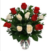 Vazo içerisinde 6 kırmızı 6 beyaz gül  İstanbul Üsküdar hediye çiçek yolla 
