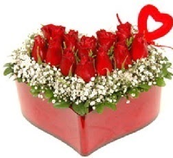 Kalp içerisinde 9 kırmızı gül kalp çubuk  İstanbul Üsküdar internetten çiçek siparişi 