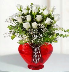 cam kalp içerisinde 12 adet beyaz gül  İstanbul Üsküdar online çiçek gönderme sipariş 