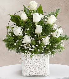 9 beyaz gül vazosu  İstanbul Üsküdar çiçek satışı 