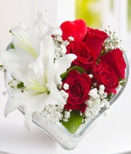 1 kazablanka 5 kırmızı gül kalpte  İstanbul Üsküdar internetten çiçek siparişi 