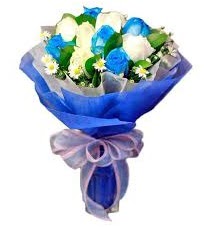 5 mavi gül 6 beyaz gülden buket  İstanbul Üsküdar anneler günü çiçek yolla 