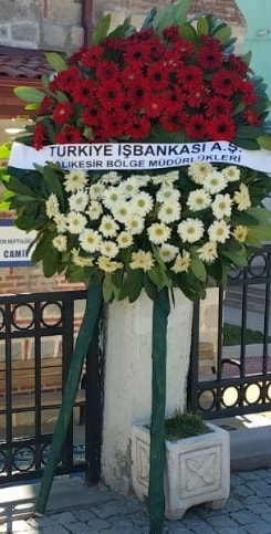 Cenaze çiçek modeli  İstanbul Üsküdar hediye sevgilime hediye çiçek 