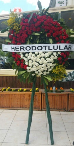 Cenaze çelengi cenazeye çiçek modeli  İstanbul Üsküdar çiçek satışı 