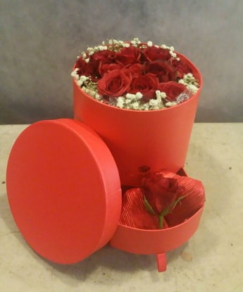 Çekmeceli kutu içerisinde çikolata ve güller  İstanbul Üsküdar çiçek satışı 