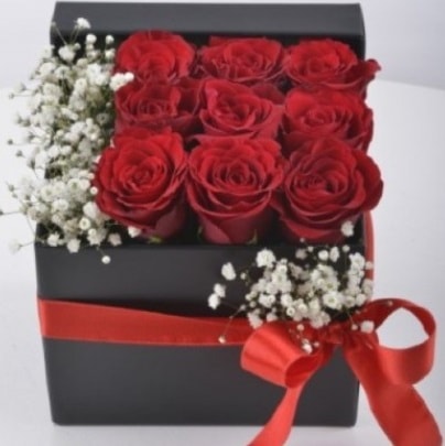 Kutu içerisinde 9 adet kırmızı gül  İstanbul Üsküdar çiçek siparişi sitesi 