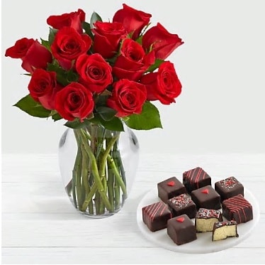 Cam vazoda 12 kırmızı gül el yapımı çikolata  İstanbul Üsküdar çiçek gönderme sitemiz güvenlidir 