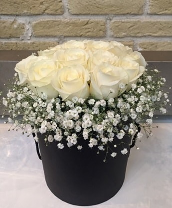 19 adet beyaz gülden görsel kutu çiçeği  İstanbul Üsküdar çiçek siparişi sitesi 