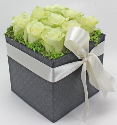 9 adet beyaz gülden özel kutu çiçeği  İstanbul Üsküdar çiçek siparişi sitesi 